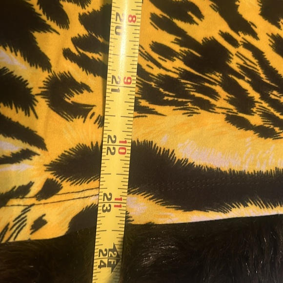 Peter Nygard Top. Excellent Condition in a Soft Silky 92% Polyester8% Spandex. - Picture 7 of 7